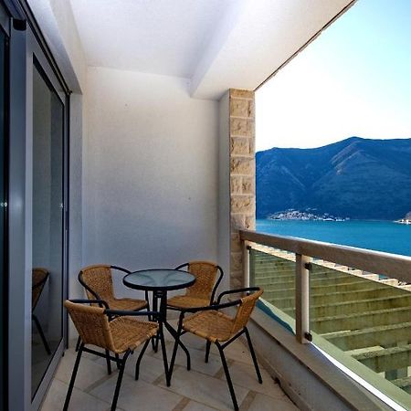 Apartment Dobrota Tomici  Buitenkant foto